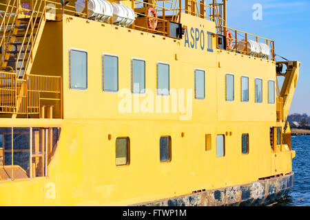 Karlskrona, Suède - Mars 27, 2016 : l'ASPO ferry est un jaune vif car-ferry entre Karlskrona et l'île dans l'ASPO un Banque D'Images