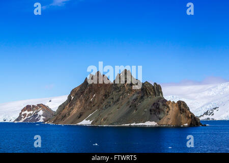 Des pics de montagne dans Admiralty Bay, île du Roi George, Shetland du Sud, l'Antarctique. Banque D'Images