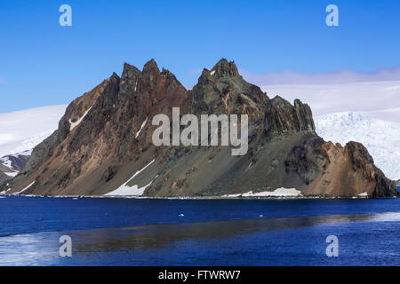 Des pics de montagne dans Admiralty Bay, île du Roi George, Shetland du Sud, l'Antarctique. Banque D'Images