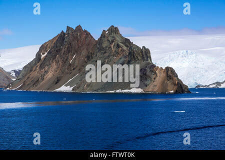 Des pics de montagne dans Admiralty Bay, île du Roi George, Shetland du Sud, l'Antarctique. Banque D'Images