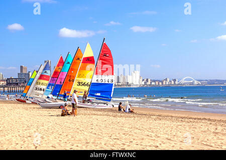DURBAN, AFRIQUE DU SUD ; mars 28, 2016:inconnus et bateaux colorés sur la plage de la vesce à Durban, Afrique du Sud Banque D'Images