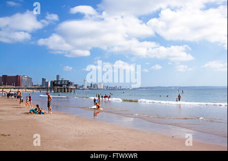 DURBAN, AFRIQUE DU SUD ; mars 28, 2016 : Beaucoup de gens inconnus sur Vesce's Beach à l'horizon de la ville de Durban, Afrique du Sud Banque D'Images