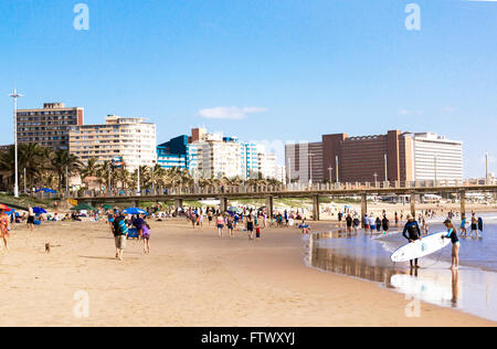 DURBAN, AFRIQUE DU SUD : 28 mars 2016 : Beaucoup de gens inconnus à la vesce pier contre city skyline à Durban, Afrique du Sud Banque D'Images