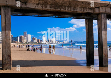 Vue du dessous du quai de la vesce de beaucoup de gens inconnus sur la plage et sur la ville de Durban, Afrique du Sud Banque D'Images