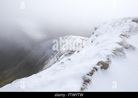 Brecon Becons - Vue de sommet du Pen Y Fan 886m à le long de la ligne de crête enneigée de Craig mcg Sere en Mars UK Banque D'Images