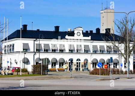 Karlskrona, Suède - le 27 mars 2016 : La gare de la ville vu de l'autre côté de la route à l'avant. Bâtiment blanc Banque D'Images