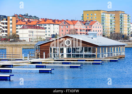 Karlskrona, Suède - le 27 mars 2016 : un restaurant flottant sans aucun signe ou d'identité à la ville de plaisance. Peut-être qu'il est vacant Banque D'Images