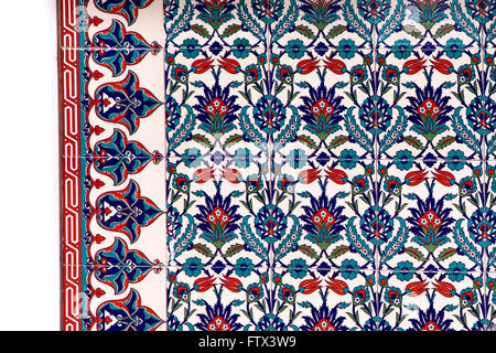 Carreaux bleu et rouge, motif floral traditionnel Banque D'Images