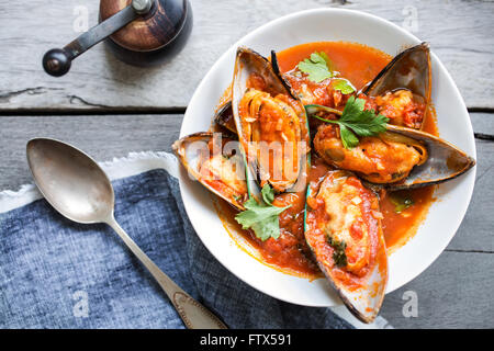 Les moules de Nouvelle-Zélande dans la tomate et sauce aux herbes Banque D'Images