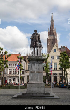 La façade de l'immeuble en brique et statue, Bruges Belgique Banque D'Images