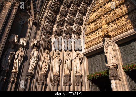 L'Europe, l'Allemagne, Cologne, sculptures sur le portail principal de la cathédrale. Banque D'Images