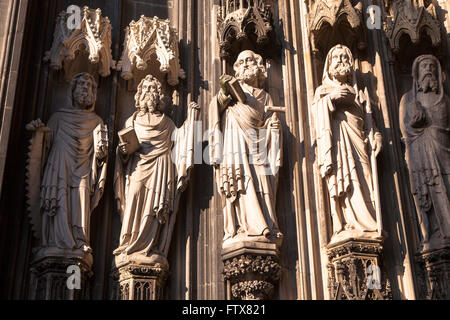 L'Europe, l'Allemagne, Cologne, sculptures sur le portail principal de la cathédrale. Banque D'Images