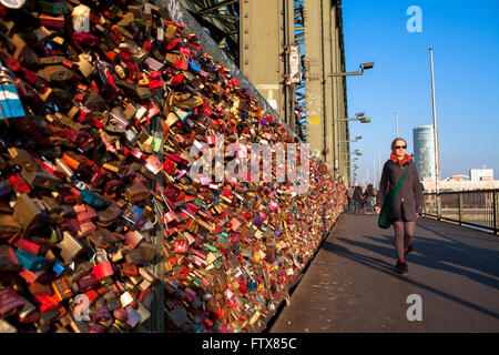 L'Europe, l'Allemagne, Cologne, cadenas sur sentier de clôture du pont ferroviaire de Hohenzollern. Les jeunes couples sceller leur amour avec e Banque D'Images