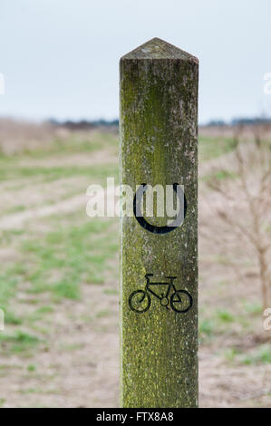 Sign post montrant la voie pour les cyclistes sur le chemin d'un pays Banque D'Images