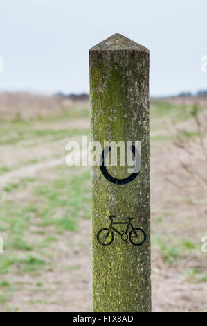 Sign post montrant la voie pour les cyclistes sur le chemin d'un pays Banque D'Images