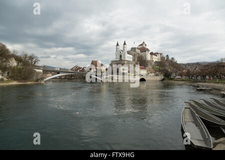 Arni Château par l'Aar en Suisse. Il est classé comme un site du patrimoine suisse d'importance nationale. Banque D'Images