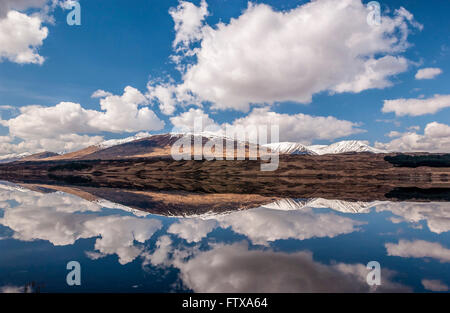 Loch Tulla par des réflexions de Mont Noir. L'Argyll and Bute. L'Écosse. Banque D'Images