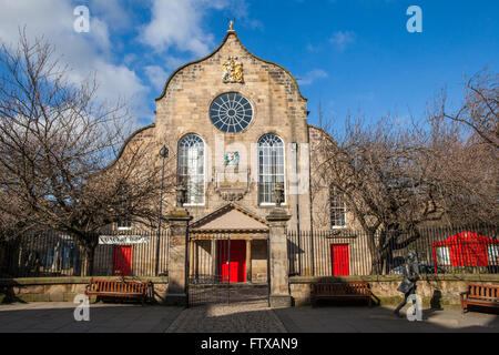 Une vue de la belle Canongate Kirk situé sur Canongate le long de la Royal Mile d'Édimbourg, en Écosse. Banque D'Images