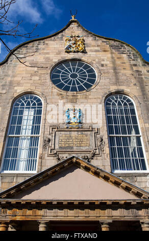 Une vue de la belle Canongate Kirk situé sur Canongate le long de la Royal Mile d'Édimbourg, en Écosse. Banque D'Images