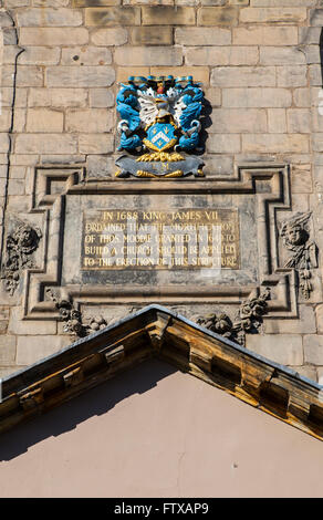 Une plaque sur la façade de Canongate Kirk à Édimbourg sur l'histoire de l'immeuble. Banque D'Images