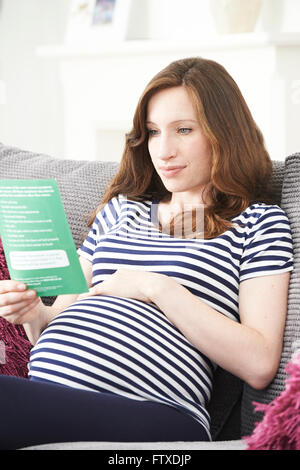 Pregnant Woman Reading notice avec les conseils d'un médecin Banque D'Images