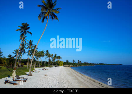 Plage de sable blanc sous les palmiers en face de l'Hôtel Résidence à l'Océan Indien Zanzibar Tanzanie Banque D'Images