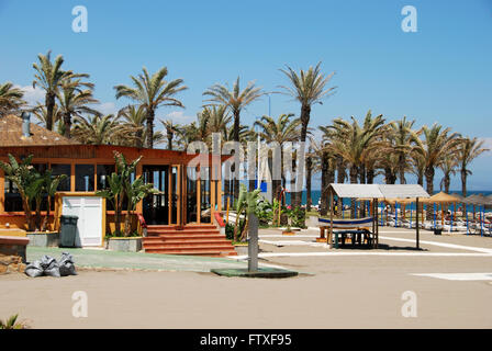 Beach bar sur le bord de la plage, à Benalmadena, Costa del Sol, la province de Malaga, Andalousie, Espagne, Europe de l'Ouest. Banque D'Images