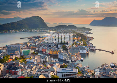 Ålesund, Norvège. Image de la ville d'Alesund norvégien pendant la golden hour. Banque D'Images