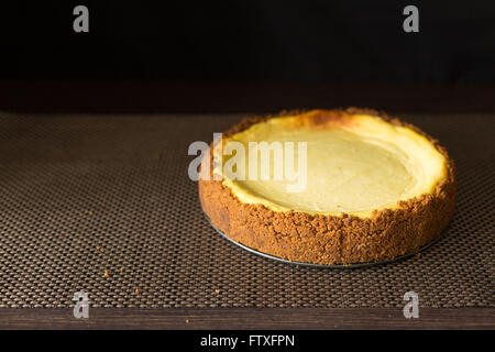 Gâteau au fromage classique fait maison sur table en bois. Contexte culinaire de boulangerie Banque D'Images