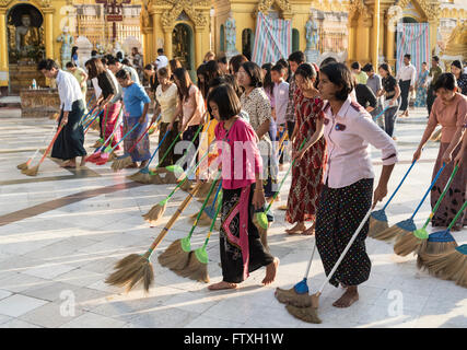 Les birmanes balayer le plancher de la pagode Shwedagon à Yangon (Rangoon), le Myanmar (Birmanie) Banque D'Images