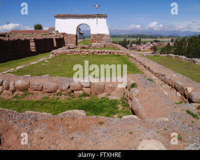 Chinchero ruines et terrasses dans la Vallée Sacrée des Incas. Mur en pierre massive en place principale avec dix niches trapézoïdales Banque D'Images