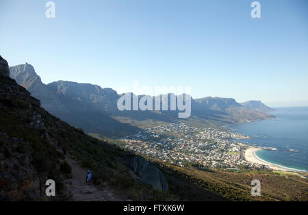 Camps Bay reposant contre douze apôtres vu de Lions Head tôt le matin - Cape Town - Afrique du Sud Banque D'Images