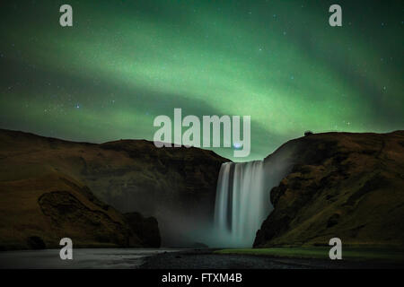 Northern Lights sur Skogafoss cascade, Islande Banque D'Images