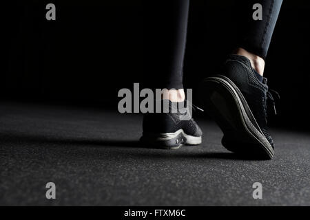 Close-up of Woman's legs de formateurs au gymnase Banque D'Images