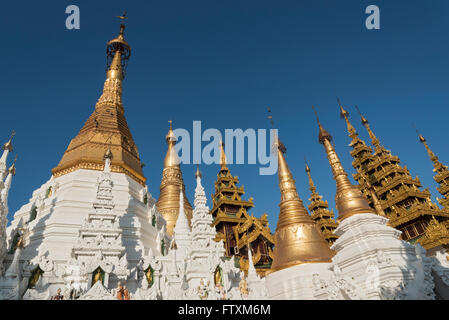 Stuopas de la pagode Shwedagon à Yangon (Rangoon), le Myanmar (Birmanie) Banque D'Images