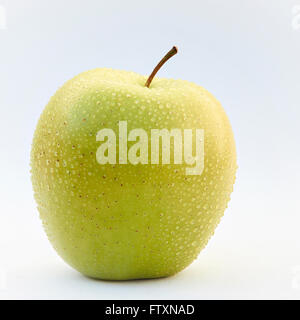 Green Apple couverts dans les gouttelettes d'eau Banque D'Images