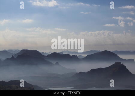 Foggy Mountain landscape at sunrise, Maharashtra, Inde Banque D'Images