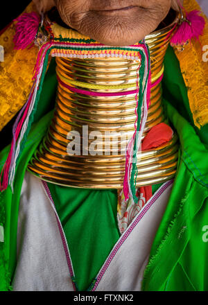 La tribu Padaung Femme portant des anneaux d'or autour du cou Banque D'Images