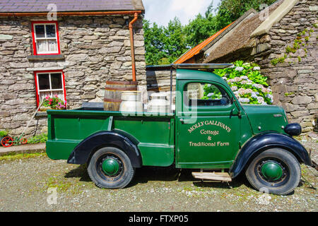 Une camionnette Ford classique à l'extérieur de Molly Gallivan's Cottage Kenmare County Kerry Ireland Banque D'Images