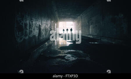 Silhouettes de trois personnes dans la sixième rue Tunnel, Los Angeles, Californie, États-Unis d'Amérique Banque D'Images