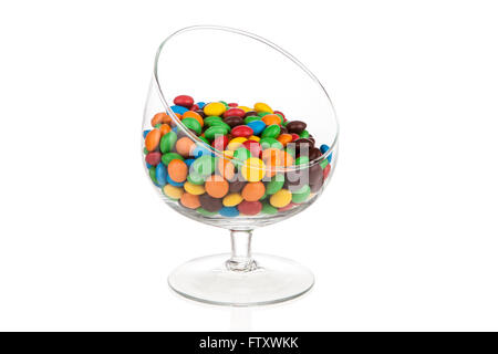 Bonbons colorés gouttes en verre isolé sur blanc avec reflet Banque D'Images