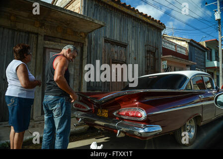 La Havane, Cuba - 10 décembre 2013 : vie quotidienne, scène de rue à La Havane, Cuba. Les personnes qui s'y passé vieille voiture américaine. Banque D'Images