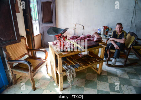 La Havane, Cuba - 11 décembre 2013 : vie quotidienne, scène de rue à Trinidad, Cuba. Homme de la région vendent de la viande à partir de la maison à Trinité,Cuba. Banque D'Images