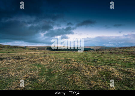 Les nuages au-dessus de landes sauvages spectaculaire paysage dans le Devon, UK Banque D'Images