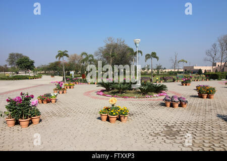 Jardins colorés à Baba Banda Singh Bahadur memorial près de Chandigarh dans l'état indien du Pendjab. Banque D'Images