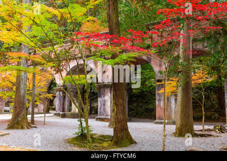 Kyoto, au Japon, à l'aqueduc Temple Nanzenji derrière feuillage de l'automne. Banque D'Images