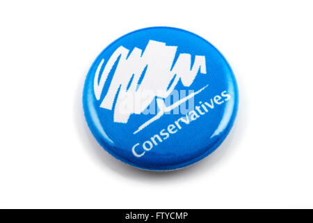 Londres, UK - 3 mars 2016 : Un conservateurs (Parti conservateur) pin's badge sur un fond blanc, le 3 mars 2016. Banque D'Images