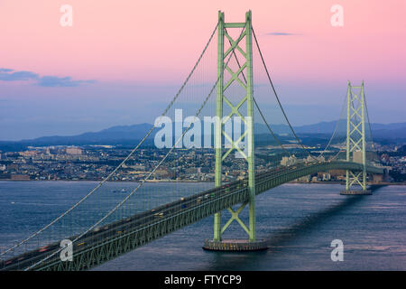Akashi Kaikyo Bridge enjambant la Mer Intérieure de Seto de Kobe, au Japon.