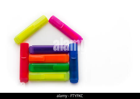 Surligneurs colorés en forme d'une maison, studio isolé sur fond blanc. Concept pour l'école ou d'entreprise. Banque D'Images