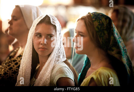 Le Kazakhstan, Kazakhstan, Asie, femmes voilées dans l'Eglise orthodoxe pour la procession. Banque D'Images